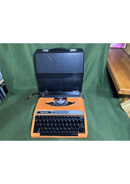 Silver Reed 200 Turuncu Renk Çantalı Daktilo - Sorunsuz Çalışır Durumda