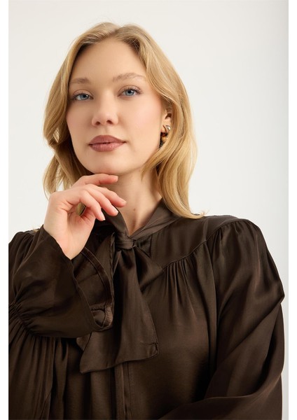 Bağcıklı Dik Yaka Gömlek fırsatları