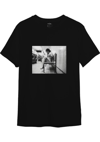Amy Winehouse At The Laundromat 2004 Tişört - Siyah