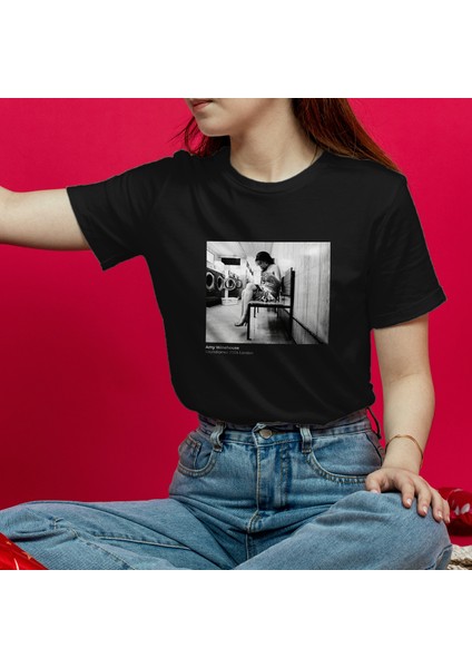 Amy Winehouse At The Laundromat 2004 Tişört - Siyah modelleri
