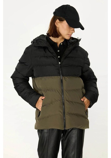 İçi Astarlı Su ve Rüzgar Geçirmez Cepli Kapüşonlu Kadın Mont