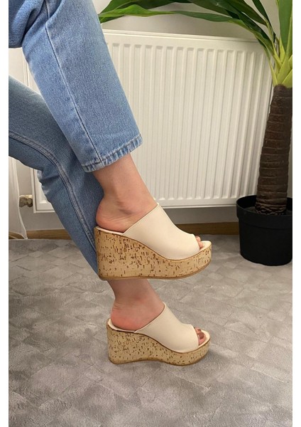 Kadın Limo Bej Dolgulu Mantar Taban Terlik 10 cm Krem