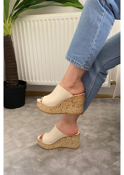 Kadın Limo Bej Dolgulu Mantar Taban Terlik 10 cm Krem fiyatları