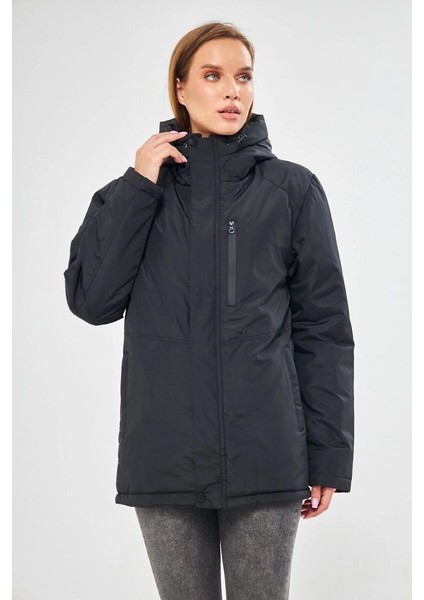 İçi Astarlı Su ve Rüzgar Geçirmez Cepli Kapüşonlu Kadın Mont