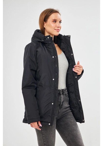 İçi Astarlı Su ve Rüzgar Geçirmez Cepli Kapüşonlu Kadın Mont fırsatları