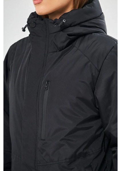 İçi Astarlı Su ve Rüzgar Geçirmez Cepli Kapüşonlu Kadın Mont indirimleri