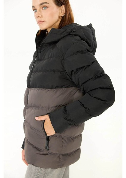 İçi Astarlı Su ve Rüzgar Geçirmez Cepli Kapüşonlu Kadın Mont indirimleri