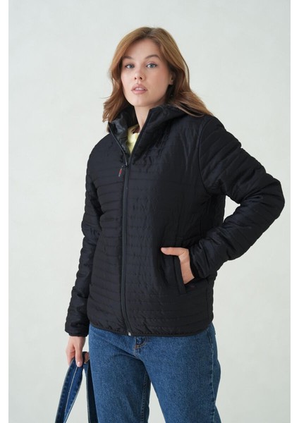 İçi Astarlı Su ve Rüzgar Geçirmez Cepli Kapüşonlu Kadın Mont