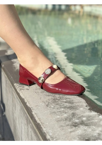 Gina Kadın Küt Burun Tokalı Ayakkabı Modern ve Şık Detaylı Büyük Numara modelleri