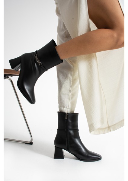 Pedro Siyah Renkli Yandan Toka Detaylı Kalın Ökçeli Kadın Bot