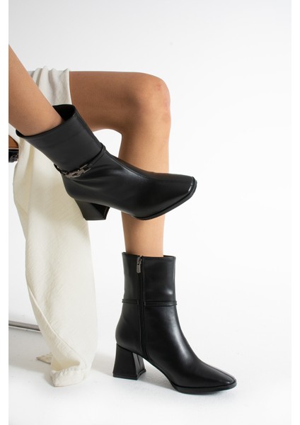Pedro Siyah Renkli Yandan Toka Detaylı Kalın Ökçeli Kadın Bot fiyatları