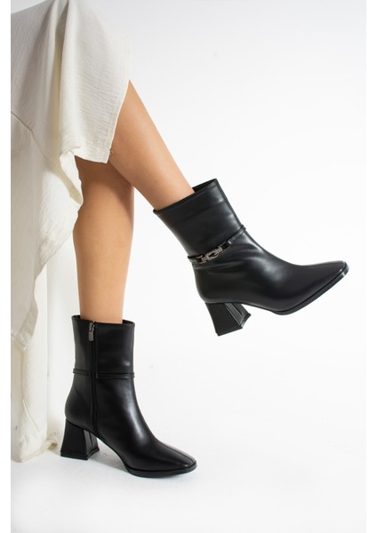 Pedro Siyah Renkli Yandan Toka Detaylı Kalın Ökçeli Kadın Bot modelleri