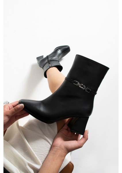 Pedro Siyah Renkli Yandan Toka Detaylı Kalın Ökçeli Kadın Bot fırsatları