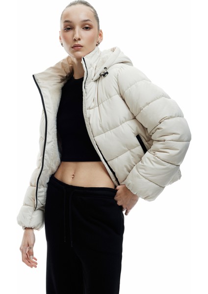 Kapüşonlu Uzun Kollu Içi Suni Kürklü Fermuarlı Cepli Şişme Mont