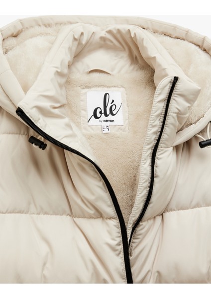 Kapüşonlu Uzun Kollu Içi Suni Kürklü Fermuarlı Cepli Şişme Mont