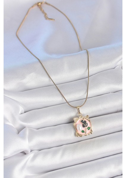 Bfs 316L Çelik Gold Renk Zincir Pembe Mineli Çiçek Işlemli Inci Detay Portre Model Kadın Koly fiyatları