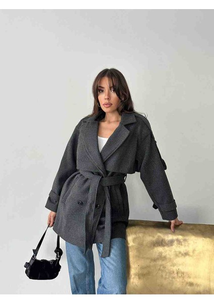 Kadın Pelerinli Rüzgarlık Detaylı Kuşaklı Kısa Kaşe Kaban fiyatları