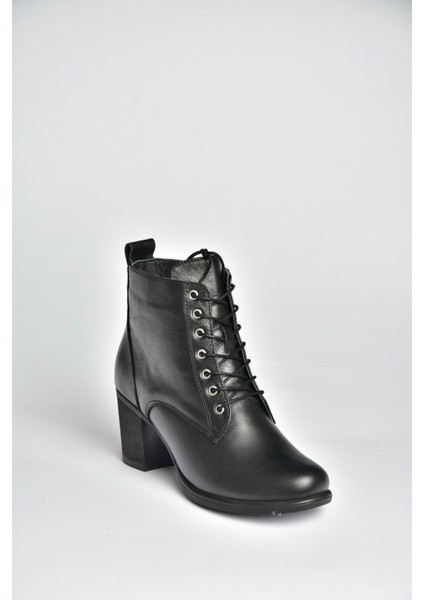 V468281603 Siyah Hakiki Deri Kalın Topuklu Bağcıklı Kadın Bot