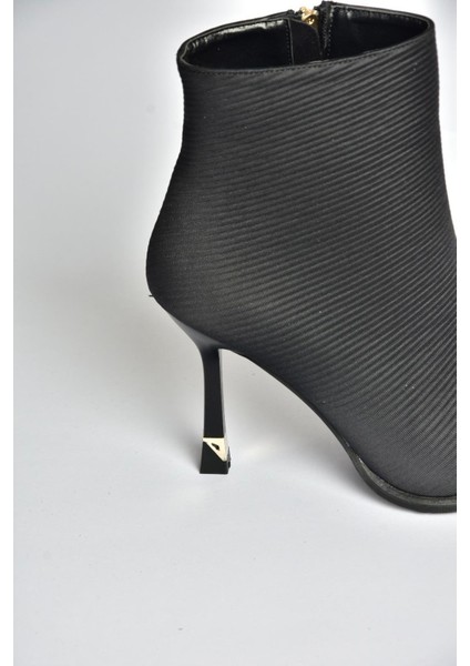 V820200504 Siyah Kumaş Ince Topuklu Sivri Burunlu Yarım Bot