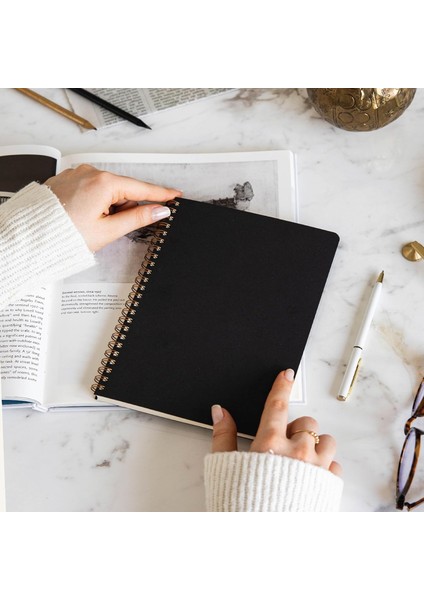 Siyah Karton Kapak 70 Yaprak 110 Gram Düz Çizgisiz Not Defteri