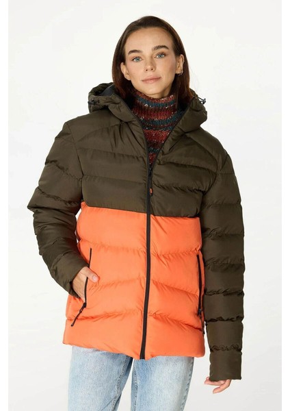 İçi Astarlı Su ve Rüzgar Geçirmez Cepli Kapüşonlu Kadın Mont