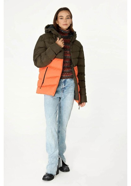 İçi Astarlı Su ve Rüzgar Geçirmez Cepli Kapüşonlu Kadın Mont fiyatları