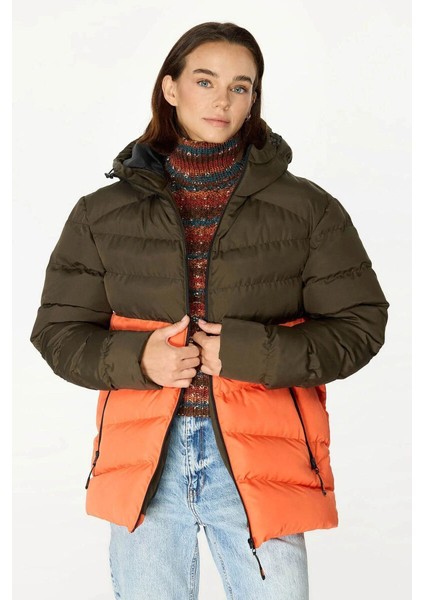 İçi Astarlı Su ve Rüzgar Geçirmez Cepli Kapüşonlu Kadın Mont modelleri