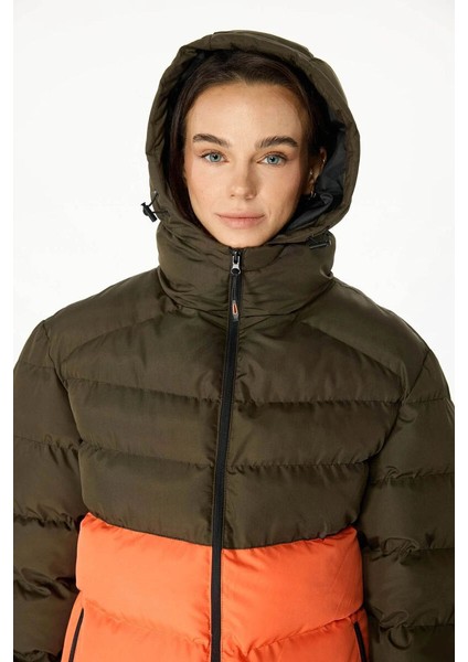 İçi Astarlı Su ve Rüzgar Geçirmez Cepli Kapüşonlu Kadın Mont fırsatları