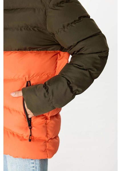 İçi Astarlı Su ve Rüzgar Geçirmez Cepli Kapüşonlu Kadın Mont indirimleri