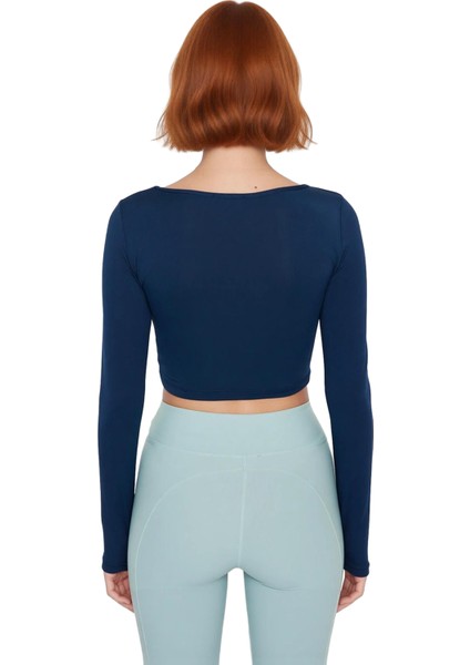 Kadın Crop Bisiklet Yaka Fitted Kalıp Örme Pencere Cut Out ve Baş Parmak Delik Detaylı Spor Üst Bluz modelleri