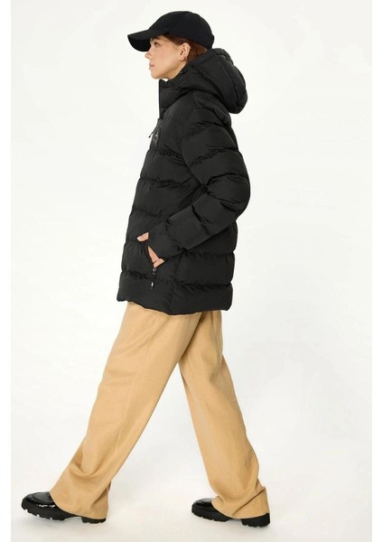 İçi Astarlı Su ve Rüzgar Geçirmez Cepli Kapüşonlu Kadın Mont fırsatları