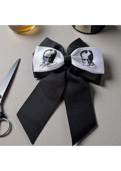 Beyaz Renk Atatürk Portreli Kuyruklu Klipsli Toka