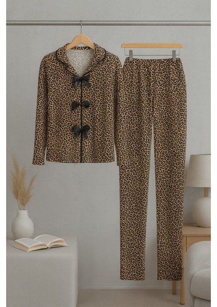 Kadın Yumuşak Dokulu Leopar Desenli Fiyonklu Uzun Kollu Gömlek Yaka Pijama Takımı