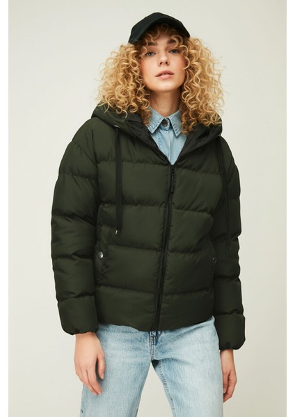 İçi Astarlı Su ve Rüzgar Geçirmez Cepli Kapüşonlu Kadın Mont