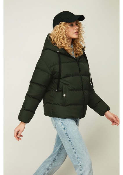 İçi Astarlı Su ve Rüzgar Geçirmez Cepli Kapüşonlu Kadın Mont modelleri