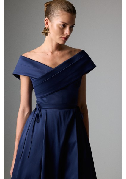 Drape Detaylı Kayık Yaka Midi Boy Tafta Elbise Lacivert K2611507_015 fırsatları
