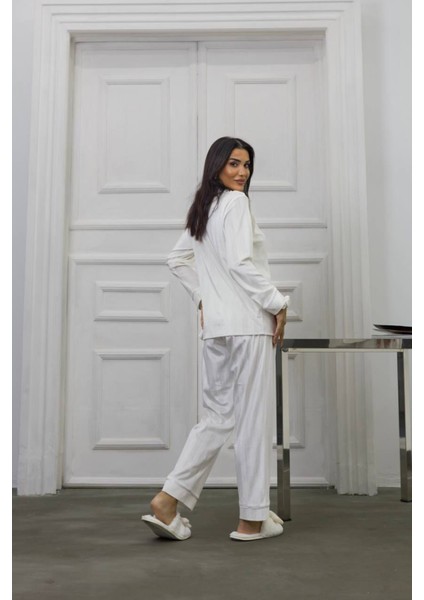 Beyaz Gofrajlı Kalp Nakışlı Uzun Kadife Pijama Takımı M