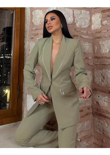 Kadın Yakası Taş Biyeli Takım Elbise
