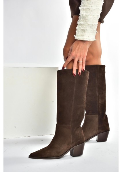 V654082102 Kahverengi Hakiki Deri Süet Kalın Topuklu Kadın Çizme fiyatları