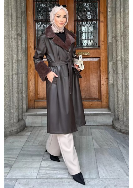 Tesettür Yaka ve Bilek Kürk Garnili Bel Kuşaklı Suni Deri Trençkot P-00018922 fiyatları