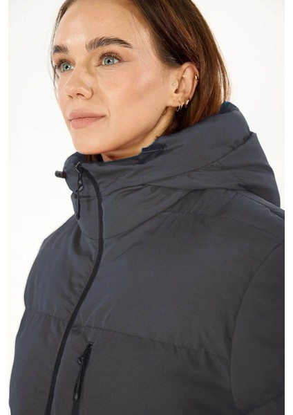 İçi Astarlı Su ve Rüzgar Geçirmez Cepli Kapüşonlu Kadın Mont fırsatları