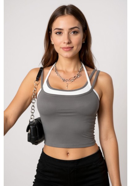 Kadın Antrasit Gri Beyaz Çift Renk Çapraz Askılı Crop Top Bluz - Şık, Rahat ve Kolay Kombinlenebilir