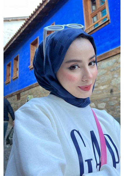 Sena Şura'nın Tercihi Küpçizgi Jakar Italyan Ipekli Şal Lacivert