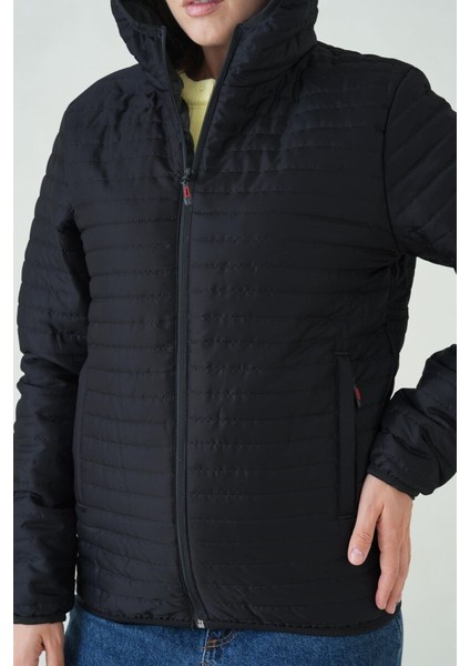 İçi Astarlı Su ve Rüzgar Geçirmez Cepli Kapüşonlu Kadın Mont indirimleri