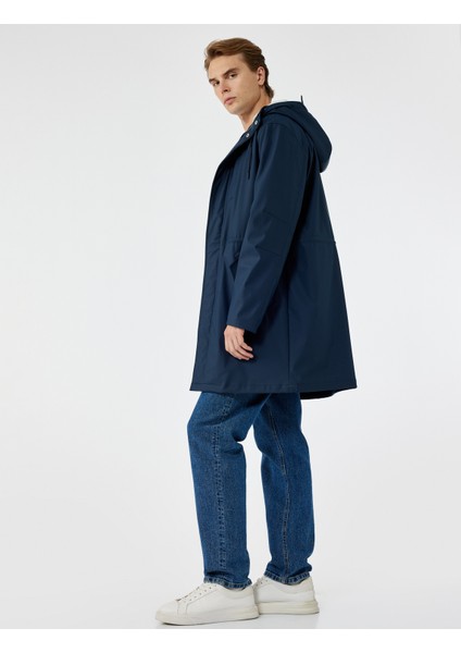Kapaklı Cep Detaylı Bağcıklı Kapüşonlu Uzun Yağmurluk