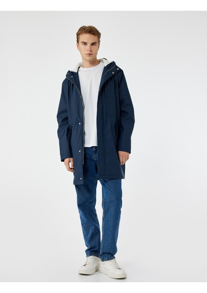 Kapaklı Cep Detaylı Bağcıklı Kapüşonlu Uzun Yağmurluk fiyatları
