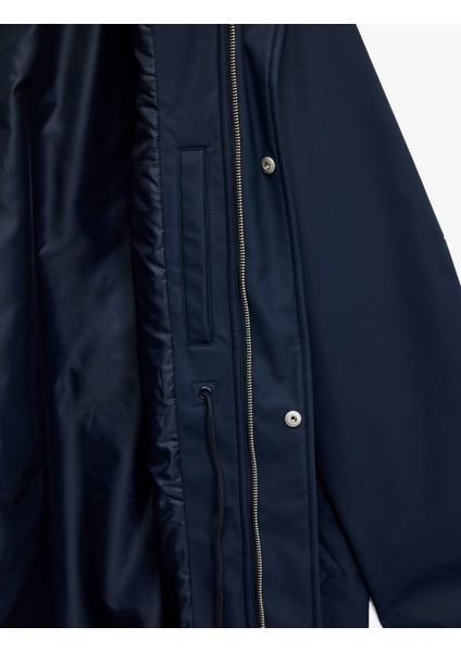 Kapaklı Cep Detaylı Bağcıklı Kapüşonlu Uzun Yağmurluk