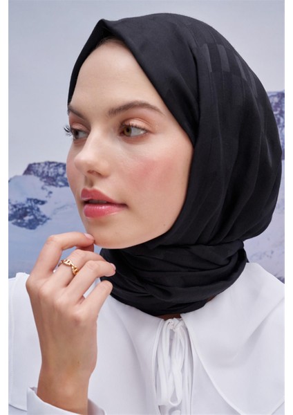 Küpçizgi Jakar Italyan Ipekli Şal Siyah