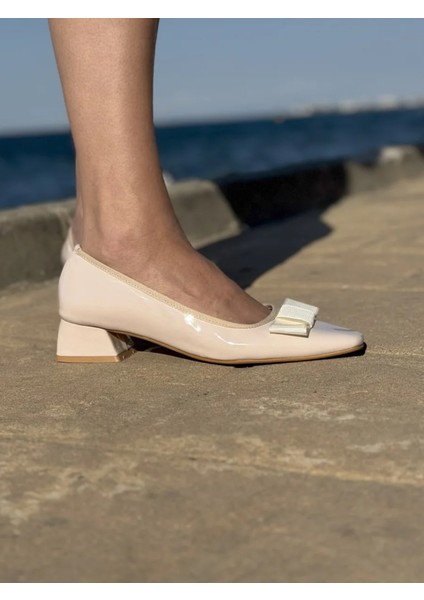 Bery Büyük Numara Kadın Küt Burun Rugan Topuklu Ayakkabı Kurdele Fiyonklu