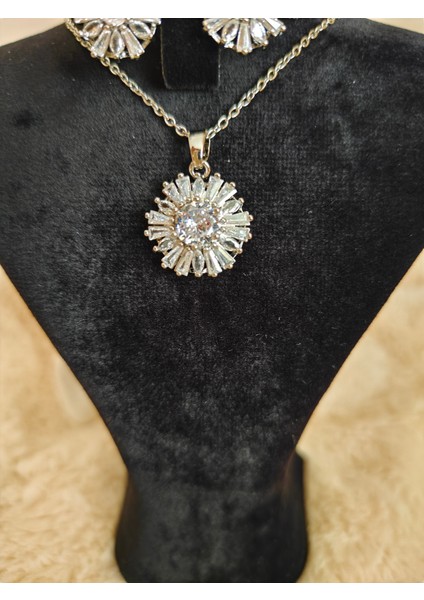 Çiçek Formlu Zirkon Taşlı Çelik Kolye & Küpe Seti